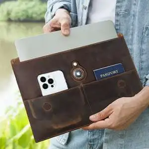 適用13.3寸電腦包 MacBookPro保護套 帶airtag定位器位瘋馬皮磁吸扣皮套皮夾推薦 多包網